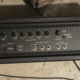 Černý basový zesilovač v texturovaném obalu. Na předním panelu je nápis Tenley a označení MAX 430 BASS AMPLIFIER. Zařízení obsahuje řadu ovládacích k…