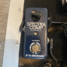 Modrý efekt pedál s nápisy SPECTRA COMP a BASS COMPRESSOR. Ve spodní části je uveden text true bypass a logo tc electronic. Zařízení vykazuje známky…