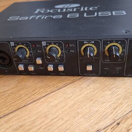 Černý zvukový interface s nápisem Focusrite Saffire 6 USB na horní straně a logem Focusrite vlevo na předním panelu. Přední strana obsahuje dva kombi…