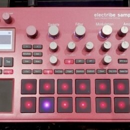 Červený sampler KORG electribe sampler MUSIC PRODUCTION STATION. Zařízení obsahuje displej, několik otočných knoflíků a mřížku podsvícených tlačítek.…