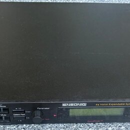 Černý rackový syntetizátor s nápisem ENSONIQ 64 Voice Expandable Synth. Na předním panelu jsou umístěny tlačítka, ovládací prvky a displej, v levém r…