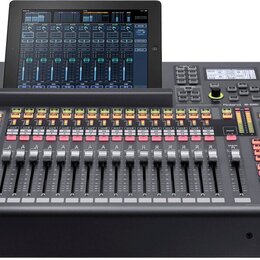 Digitální mixovací pult v šedé barvě s černými bočními panely. Na přístroji je viditelný nápis Roland M-200i. Součástí je připevněný tablet s zobraze…