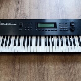 Černý klavírní syntetizátor s bílými a černými klávesami. Na levé straně horního panelu je bílý nápis Roland W-30 MUSIC WORKSTATION. V horní části se…