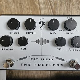 Bílý efekt pedál s černými ovládacími knoflíky a hnědým koženým okrajem. Na panelu jsou nápisy SPEED, DEPTH, MID, FREQ (s hodnotami 500, 650, 1 K), R…
