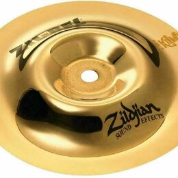 Zlatý kovový činel s vysokým leskem. Na povrchu jsou černé nápisy „Zildjian“ a „SOUND EFFECTS“ v dolní části a nečitelný nápis v horní levé části. V…