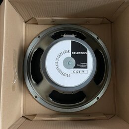 Kruhový reproduktor v kartonové krabici. Na středovém krytí je bílo-černý štítek s nápisy PROFESSIONALLOUDSPEAKER, CELESTION, Celestion International…