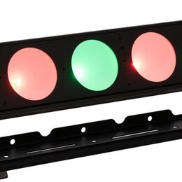 Černý lineární LED panel s osmi kulatými světelnými zdroji, které svítí střídavě červeně a zeleně. Zařízení je osazeno černým kovovým držákem s montá…