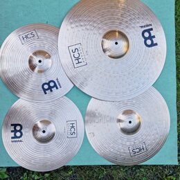 Sada čtyř kovových činelů v přirozené zlatavé barvě s viditelným broušením. Každý činel nese logo MEINL ve tvaru stylizedovaného písmene B a nápis HC…