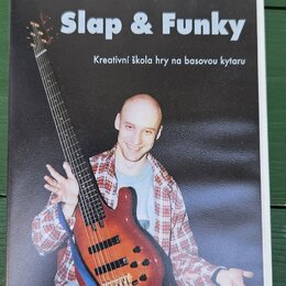 Fotografie zachycuje knihu s názvem Slap & Funky, kterou napsal Richard Scheufler. Pod názvem je uveden text Kreativní škola hry na basovou kytaru a…