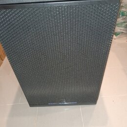 Černý subwoofer s kovovou perforovanou mřížkou přes celý přední panel. V dolní části je umístěn oválný štítek s nápisem tce a označením modelu SUB 18…