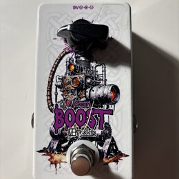 Bílý kytarový efekt pedál s grafickým motivem steampunkového stroje. Na spodní části je fialový nápis BOOST a pod ním menší text MBpedals, nad nápise…