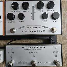 Dvě stříbrné efektové pedály značky FKT AUDIO. Horní pedal má nápis OCTAVARIUM a osm ovládacích knoflíků s popisky SUB OCT, SYNTH, FREQ, TOUCH, CLEAN…