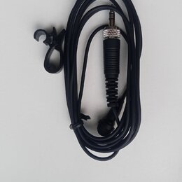 Černý kabel s konektorem typu jack a připojeným mikrofonem. Konektor má stříbrný vrubkový prstenec a černý rýhovaný úchop. K kabelu je přiložen černý…