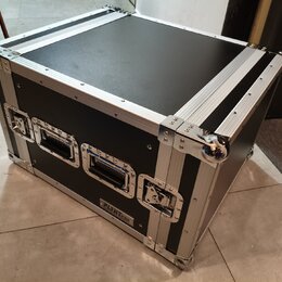 Černý transportní flightcase s hliníkovými hranami a kovovými rohy. Na přední straně jsou dvě černé plastové madla a dva kovové zámky. V dolní části…