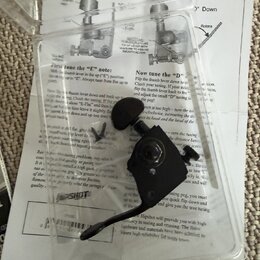 V plastovém obalu se nachází černý ladicí klíč z kovu. Pod ním je viditelný papírový návod s nadpisem Tuning Instructions For Hipshot Extender Keys a…