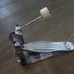 Stříbrný kovový pedál basového bubnu s bílým plstěným beaterem. Na bočce je nápis speedcobra a v zadní části označení 8204. Na spodní části je nalepe…