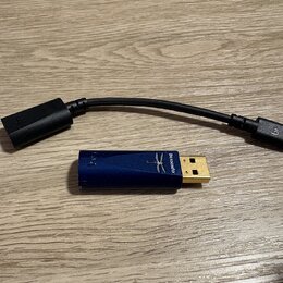 Na fotografii je modrý USB dongle s logem vály a nápisem DRAGONFLY. Vedle něj leží černý adaptér s kabelem, který má na jednom konci USB-C konektor a…
