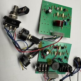 Fotografie zobrazuje dvě zelené elektronické desky s osazenými součástkami a připojené potenciometry a konektor. Na jedné z desek je viditelný nápis…