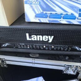 Černý kytarový kombozesilovač značky Laney s mřížkou v horní části. Na ovládacím panelu je nápis LX120RR a řada ovládacích knoflíků. Nástroj je umíst…