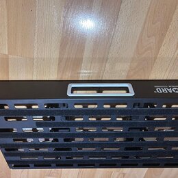 Černý kovový pedalboard s vodorovnými otvory a úchytkou. Na povrchu jsou bílé nápisy ROCKBOARD®, BY WARWICK a QUAD 4.2. Povrch je v dobrém stavu, bez…