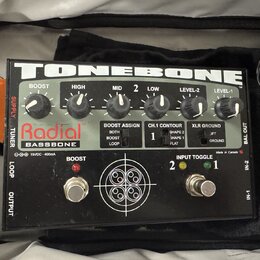 Černý kytarový efekt Radial BASSBONE z řady TONEBONE. Na horní straně jsou umístěny šest otáčivých ovladačů s popisky BOOST, HIGH, MID, LOW, LEVEL-2…