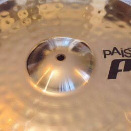 Zlatý kovový činel s kovaným povrchem. Na pravé straně je černý nápis pAiste pst8 18" ROCK CRASH. Povrch vykazuje drobné škrábance a známky používání.