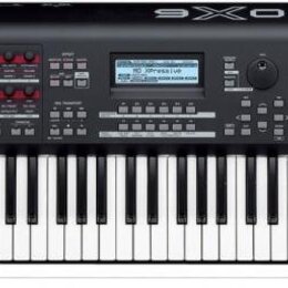 Černý digitální klavír s bílými a černými klávesami. Na horní hraně i na předním panelu je bílý nápis YAMAHA a modelové označení MOX6. Přístroj obsah…