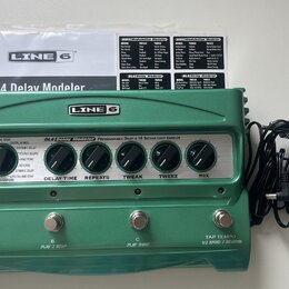 Zelený efekt pedál s nápisy LINE 6 a DL4 Delay Modeler PROGRAMMABLE DELAY & 14 SECOND LOOP SAMPLER. Zařízení má pět ovládacích knoflíků s popisky DEL…