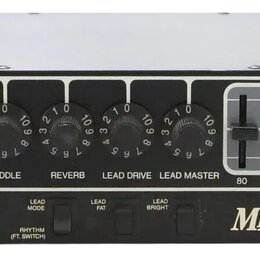 Černý kytarový předzesilovač s bílými nápisy a ovládacími prvky. Na předním panelu je logo Mesa/Boogie, nápis STUDIO PREAMP™ a řada ovladačů s popisk…