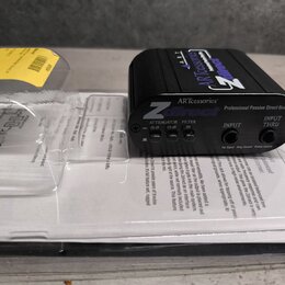 Černá pasivní DI box s nápisy ARTcessories, Z-Direct a Professional Passive Direct Box. Na přední straně jsou přepínače ATTENUATOR -20 dB, FILTER -20…