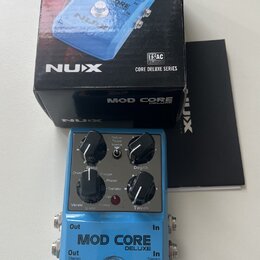 Modulární efekt pedál modrý s nápisy MOD CORE DELUXE a NUX. Na horní části jsou tři černé otočné ovladače s popisky Depth, Tweak a přepínač Deluxe T…