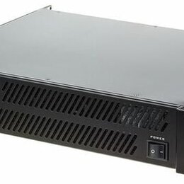 Černý rackový zesilovač s kovovým šasi a ventilační mřížkou na předním panelu. Na levé straně jsou dva ovratové ovládací knoflíky, kontrolní LED diod…