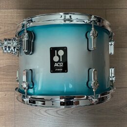 Modrý buben s přechodem do bílé barvy v prostřední části. Na korpusu je černý štítek s nápisy AQ2, maple shell a SONOR. Nástroj má chromované obruče…