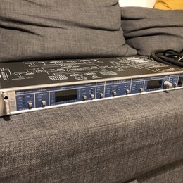 Stříbrné rackové zařízení s černým horním panelem, na kterém je schéma zapojení. Na předním panelu jsou nápisy INPUT LEVEL, LIMITER, INPUT STATE, MET…