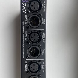 Černý rackový mikrofonní splittery s nápisem S83WAY a Eight Channel High Performance 3-way Microphone Splitter. Jsou vidět tři páry konektorů XLR, př…