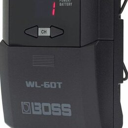 Černý bezdrátový vysílač s plastovým povrchem. Na zařízení jsou nápisy POWER/BATTERY, CH a model WL-60T spolu s logem BOSS. V horní části svítí zelen…