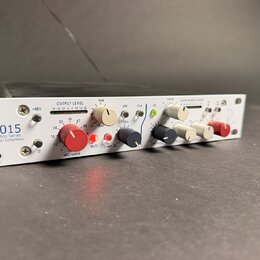 Bílý rackový zvukový procesor s nápisem 5015 Portico Series Mic Pre / Compressor. Přední panel obsahuje několik ovládacích knoflíků v červené, černé…