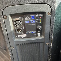 Zadávací panel aktivního reproduktoru s nápisy AVX D12 DIGITAL ACTIVE SPEAKER a dB TECHNOLOGIES. Panel obsahuje vstupy BALANCED INPUT, výstup LINK OU…