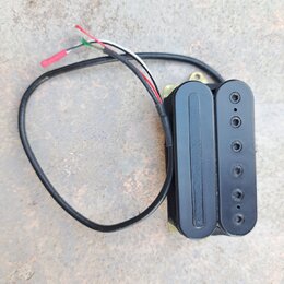 Černý humbucker s plastovým krytem a viditelnými póly na jedné z cívky. Snímač má připojený černý kabel, ze kterého vyvedeny červený, bílý a zelený v…