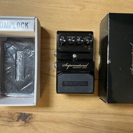 Na fotografii je černý efekt pedál s nápisy „Supernatural AMBIENT VERB“ a logem „DigiTech“. Pedál má tři ovládací knoflíky s popisky „MIX“, „LIVELINE…