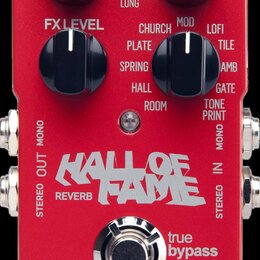 Červený kytarový efekt s nápisem HALL OF FAME REVERB a logem tc electronic®. Na horní straně jsou tři černé otočné knoflíky s popisky DECAY, TONE a F…