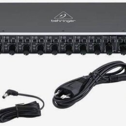 Černý rackový zvukový interface s bílým lemováním předního panelu a logem behringer na horní straně. Na předním panelu je nápis U-PHORIA UMC1820 a řa…