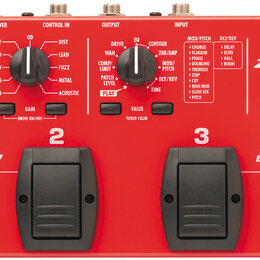 Červený kytarový efektový procesor s nápisem ZOOM GFX-1 GUITAR EFFECTS PROCESSOR. Zařízení má čtyři černé nožní spínače označené čísly 1 až 4 a digit…