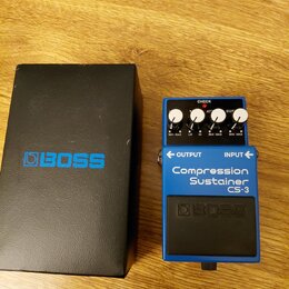 Modrý kytarový efekt pedál značky BOSS s nápisem Compression Sustainer CS-3. Na horní straně jsou tři ovládací knoflíky s popisky MIN MAX, LO HI a MI…