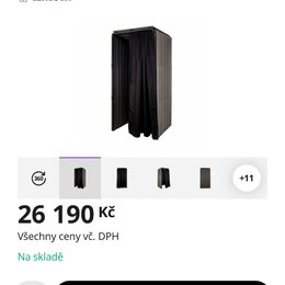 Snímek zachycuje černou akustickou vokalovou kabinu s textilními stěnami a závěsem. Nad produktem je uveden název t.akustik Vocal Booth Bundle a logo…