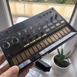 Černý elektronický sekvencer s nápisem KORG a modelem volca beats. Zařízení obsahuje řadu ovládacích knofíků, tlačítek a spodní sekvencer s označeným…