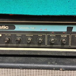 Čelní panel kytarového zesilovače s nápisy acoustic a MODEL 114. Na pravé straně je nalepený štítek s textem SERVAAS' MUZIEKHANDEL B.V. a logem M. Pa…