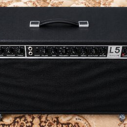 Černý kytarový kombozesilovač s texturovaným povrchem a kovovými rohy. Na ovládacím panelu je nápis L5 a specifikace 100 W 2+2. Panel obsahuje řadu o…