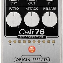 Kytarový efekt v kovovém šasi s nápisem Cali76 FET COMPRESSOR a logem ORIGIN EFFECTS. Zařízení má šest bílých otočných ovladačů s popisy DRY, OUT, IN…