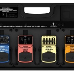 Černý přenosný pedalboard s nápisem PB600 a textem VERSATILE STOMPBACK PEDAL BOARD WITH INTEGRATED POWER SUPPLY. Na desce je umístěno šest efektů zna…